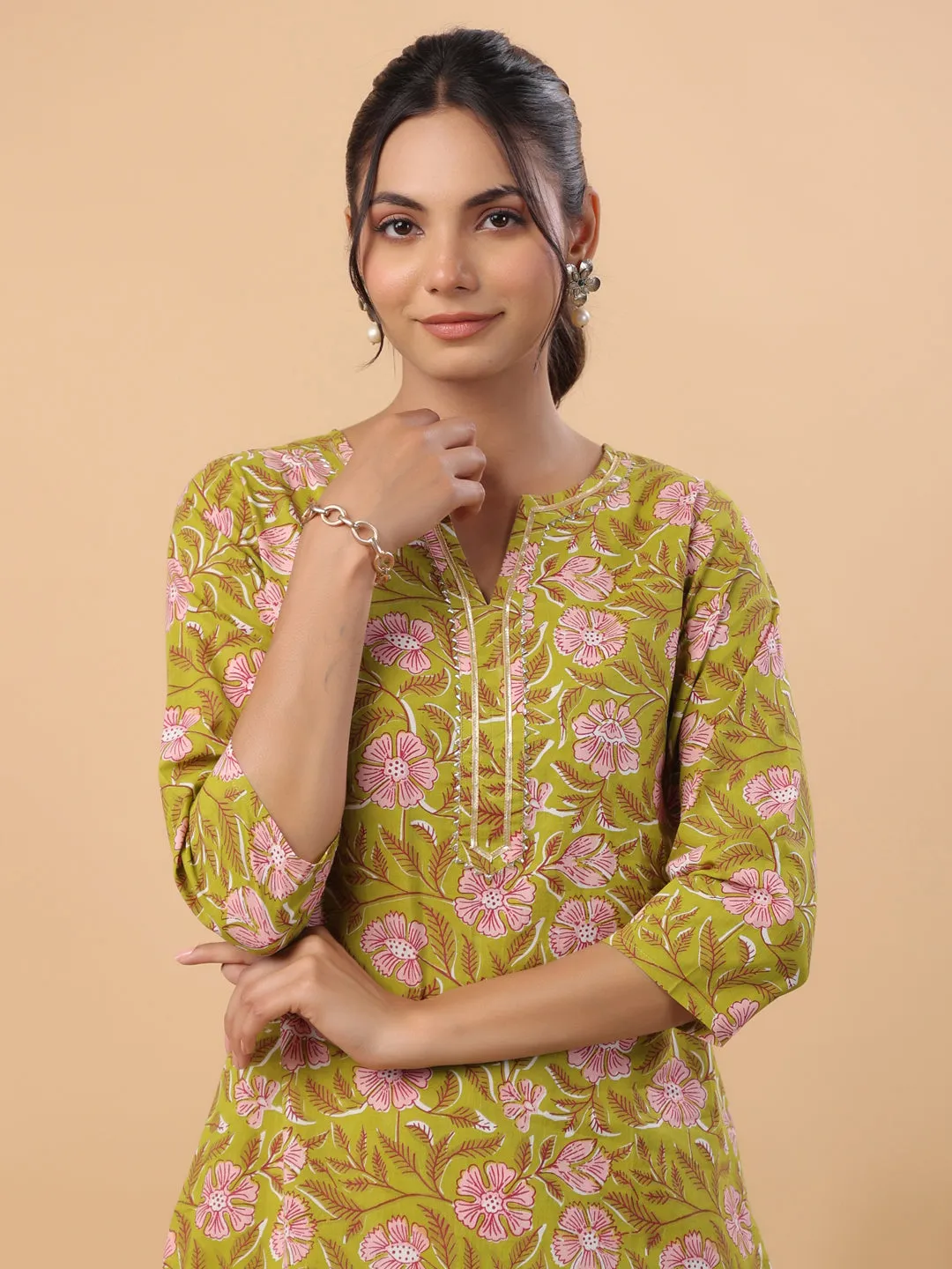 Women Lime Green Cambric Kurta & Bottom